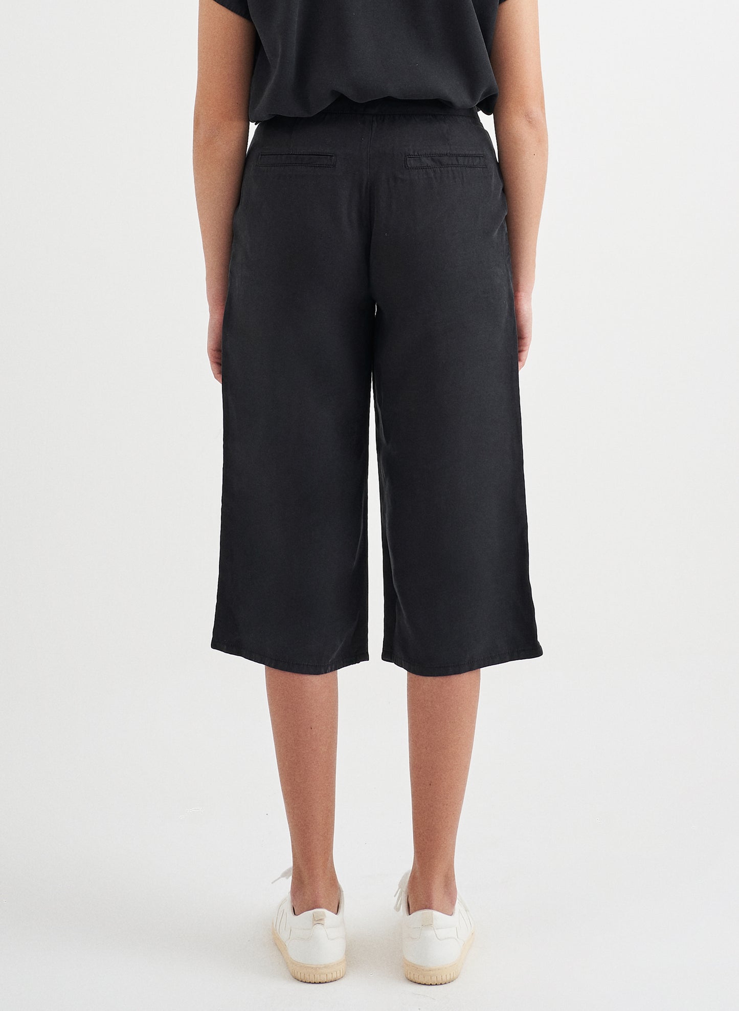 TERA - Crop Fit Tencel™ Linen Pant - Black