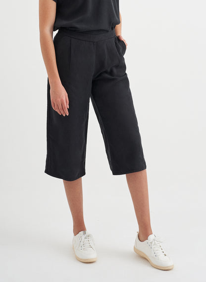 TERA - Crop Fit Tencel™ Linen Pant - Black